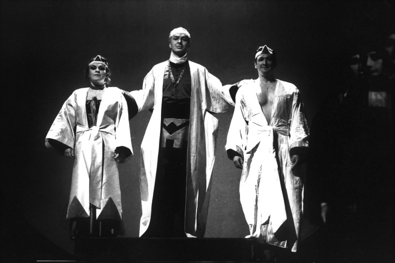 Željka Martić (Pamina), Ivica Trubić (Sarastro) i Zrinko Sočo (Tamino), Wolfgang Amadeus Mozart Čarobna frula, HNK u Zagrebu, premijera 1996. 