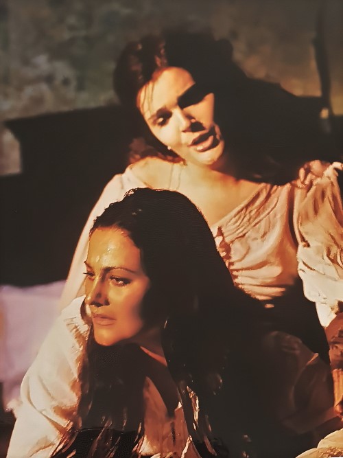 Adela Golac Rilović (Giulietta) i Martina Tomčić (Romeo),Vincenzo Bellini <em>Capuleti i Montecchi</em>, HNK u Zagrebu, premijera 2002.
