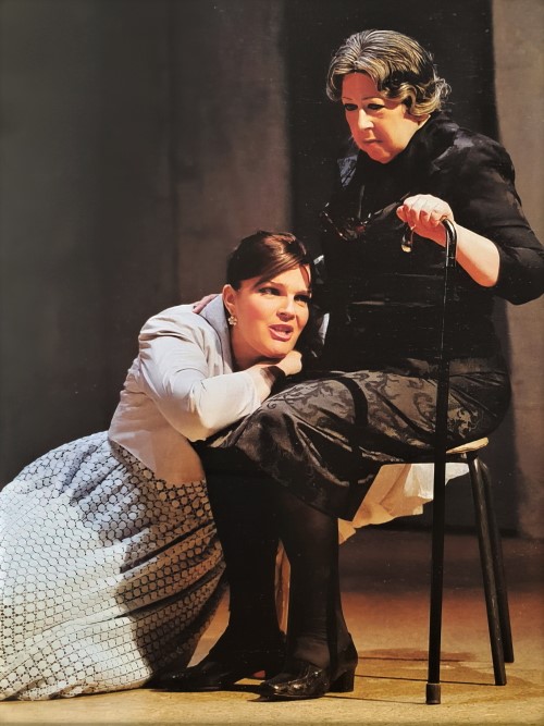 Adela Golac Rilović (Jenůfa) i Zlatomira Nikolova (Stara Buryja), Leoš Janáček <em>Jenůfa</em>, HNK u Zagrebu, 2012