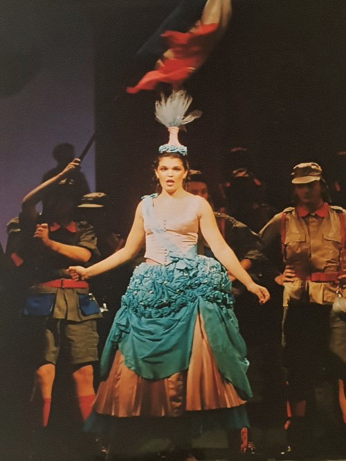 Adela Golac Rilović (Marie) i zbor Opere, Gaetano Donizetti <em>Kći pukovnije</em>, HNK u Zagrebu, 2000. 