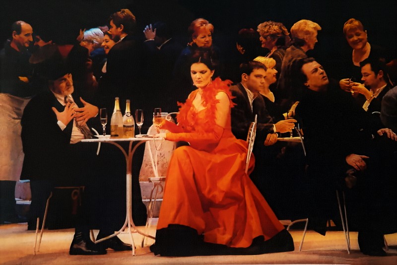 Marijan Jurišić (Alcindoro), Adela Golac Rilović (Musetta), Sotir Spasevski (Marcello) i zbor Opere, Giacomo Puccini <em>La Bohème</em>, HNK u Zagrebu 2005. 