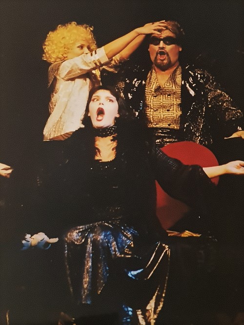 Renata Pokupić (Kupido), Adela Golac Rilović (Euridika) i Bojan Šober (Jupiter), Jacques Offebach <em>Orfej u podzemlju</em>, HNK Split, debi na premijeri 1999.