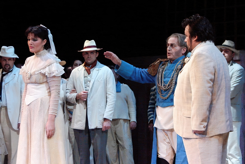 Adela Golac Rilović (Amelia Grimaldi), Vitomir Marof (Simon), Damir Fatović (Gabriele Adorno) i zbor Opere, Giuseppe Verdi <em>Simon Boccanegra</em>, HNK u Zagrebu, 2005.