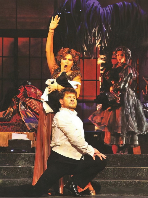 Adela Golac Rilović (Rosalinda), Krešimir Špicer (Eisenstein) i Marija Kuhar-Šoša (Adela), Johann Strauss <em>Šišmiš</em>, HNK u Zagrebu, 2010.