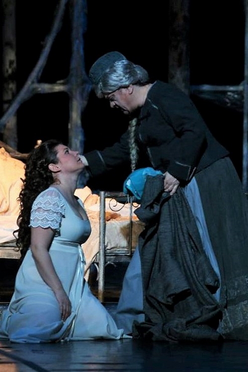 Anamarija Knego (Tatjana) i Neda Martić (Filipjevna), Petar Iljič Čajkovski <em>Evgenij Onjegin</em>, koprodukcija HNK-a u Zagrebu i HNK-a Ivana pl. Zajca u Rijeci, 2014.