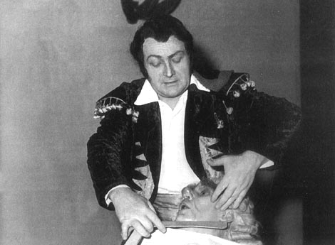 Ante Marušić (Figaro) i Andrija Petej (Bartolo) – Gioachino Rossini, Seviljski brijač, Narodno kazalište Split, 1954.