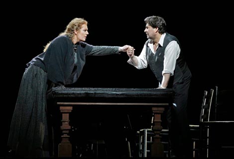 Eva-Maria Westbroek (Santuzza), Marcelo Alvarez (Turiddu); The Metropolitan Opera, New York: Pietro Mascagni, Cavalleria rusticana, dir. Fabio Luisi, red. David McVicar, foto: Cory Weaver / Metropolitan Opera