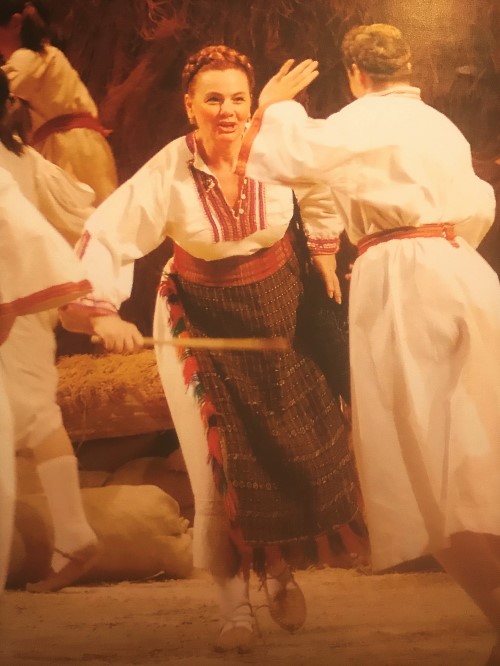Cecilija Car (Doma) i zbor Opere, Jakov Gotovac <em>Ero s onoga svijeta</em>, HNK u Zagrebu, obnova 1992. 
