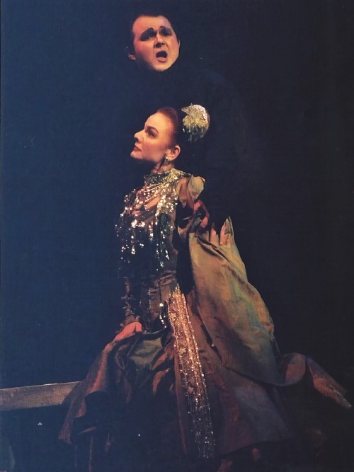 Nikša Radovanović (Dimitrij) i Cecilija Car (Marina), Modest Petrovič Musorgski <em>Boris Godunov</em>, HNK u Zagrebu 2002.