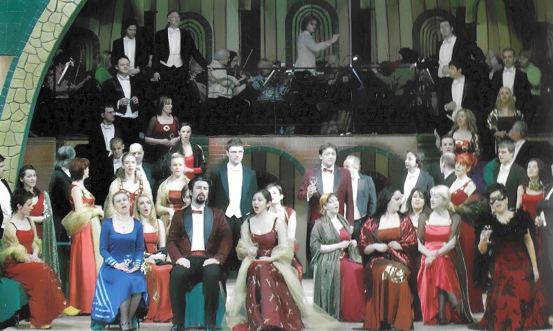 Aida Čorbadžić (Adela), Denis Isaković (Frank), Melisa Hajrulaković (Ida), Davor Radić ( Falke), Amela Bakšić (Rosalinda) i zbor Opere, Johann Strauss, <em>Šišmiš</em>, Narodno pozorište u Sarajevu, premijera 2006.