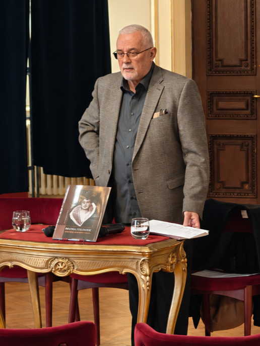 Autor Davor Schopf na predstavljanju monografije u foajeu HNK-a u Zagrebu, 25. listopada 2026.