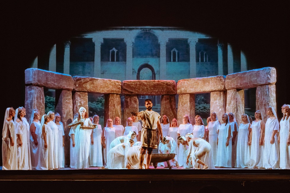 Jurica Jurasić Kapun (Dioklecijan) i zbor Opere HNK Split, Ivo Tijardović, <em>Dioklecijan</em>, praizvedba 14. srpnja 2025, 71. Splitsko ljeto