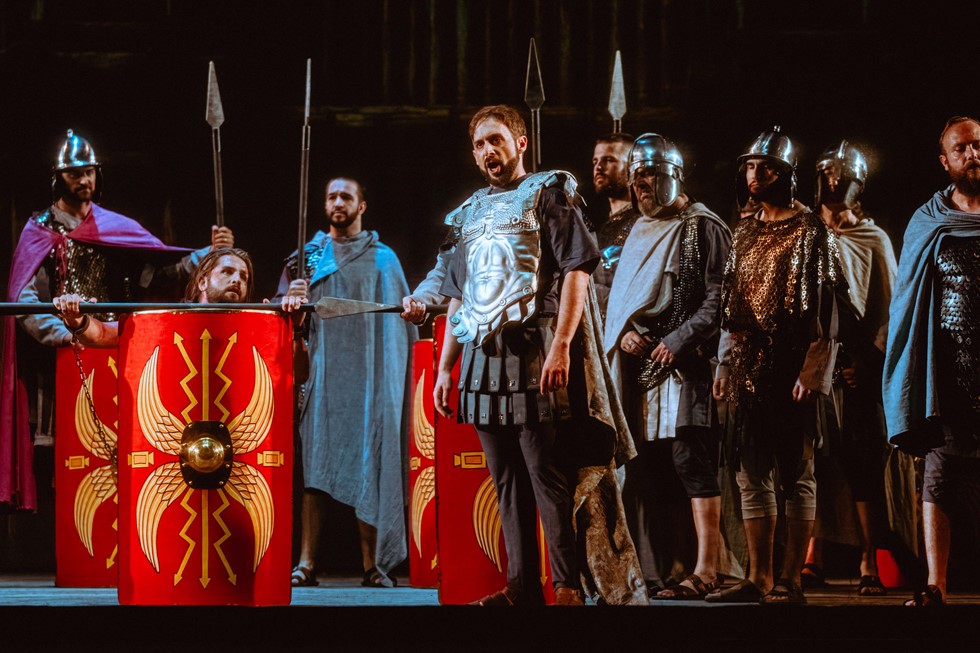 Jurica Jurasić Kapun (Dioklecijan) i zbor Opere HNK Split, Ivo Tijardović, <em>Dioklecijan</em>, praizvedba 14. srpnja 2025, 71. Splitsko ljeto