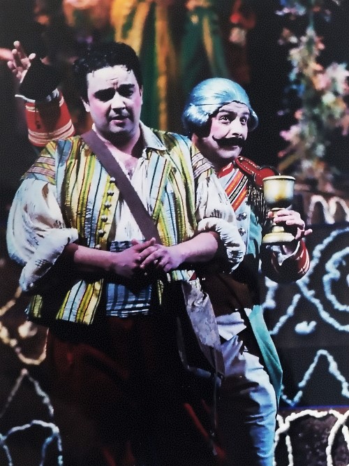 Tvrtko Stipić (Nemorino) i Vlaho Ljutić Belcore), Gaetano Donizetti <em>Ljubavni napitak</em>, HNK u Osijeku 2004.
