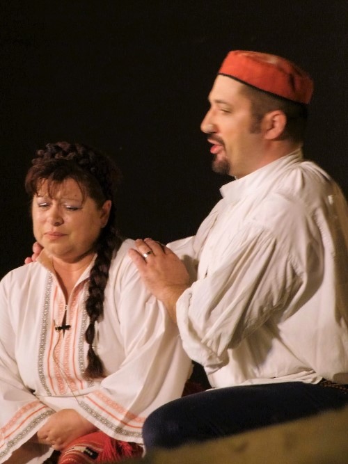 Božena Svalina (Đula), Ljubomir Puškarić (mlinar Sima), Jakov Gotovac <em>Ero s onoga svijeta</em>, HNK Split na česmi u Vrlici u sklopu 62. Splitskog ljeta, 2016.