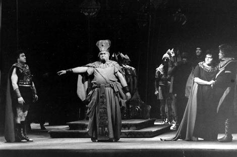 Viktor Bušljeta (Radames), Franjo Petrušanec (Kralj), Ivanka Boljkovac (Aida), Vladimir Ruždjak (Amonasro) i Zbor Opere – Giuseppe Verdi, Aida, HNK u Zagrebu, 1983., foto: Vladimir Pondelak