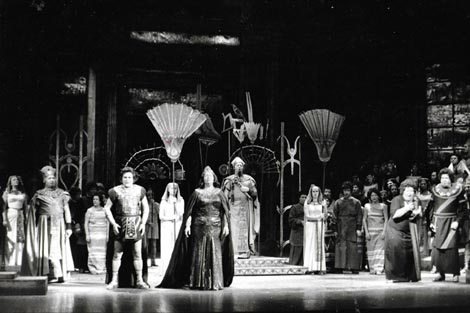 Franjo Petrušanec (Ramfis), Stojan Stojanov (Radames), Biserka Cvejić (Amneris), Ante Mijač (Kralj), Ljiljana Molnar-Talajić (Aida), Vladimir Ruždjak (Amonasro) i Zbor Opere – Giuseppe Verdi, Aida, HNK u Zagrebu, premijera 1975., foto: Vladimir Pondelak