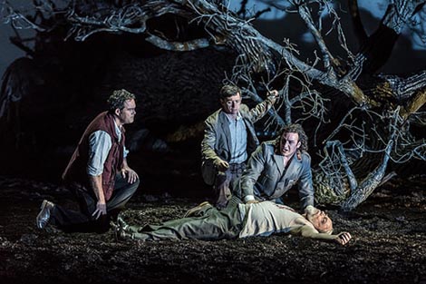 Gerald Finley (Guillaume Tell), Alexander Vinogradov (Walter Furst), John Osborn (Arnold), Eric Halfvarson (Melchtal); Royal Opera House Covent Garden. London: Gioachino Rossini, Guillaume Tell, dir. Antonio Pappano, red. Damiano Michieletto, foto: Clive Barda