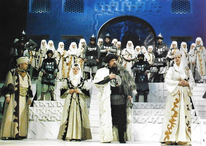 Ivica Čikeš (Beg Pintorović), Margit Tomik (Mati Hasanagina), Ivica Šarić (Aga Hasanaga), Amila Bakšić (Hasanaginica) i zbor Opere, Asim Horozić <em>Hasanaginica</em>, Narodno pozorište Sarajevo, prazvedba 18. ožujka 2000.