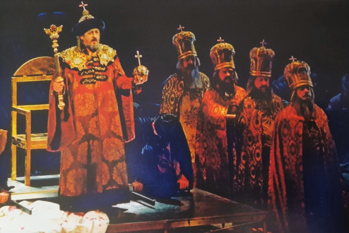 Ivica Šarić (Boris) i zbor Opere, Modest Petrovič Musorgski <em>Boris Godunov</em>, HNK u Zagrebu, 2000. 