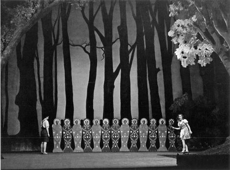 Ivica (Maja Božin) i Marica (Vera Grozaj); Engelbert Humperdinck, Ivica i Marica, dir. Boris Papandopulo, red. Vojmil Rabadan, 1943., foto: Mladen Grčević