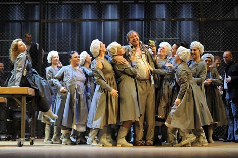 Albert Bonnema (Števa Burja) i Ženski zbor Opere; Hrvatsko narodno kazalište u Zagrebu: Leoš Janáček, Jenůfa, dir. Srboljub Dinić, red. Ozren Prohić, foto © Damil Kalogjera