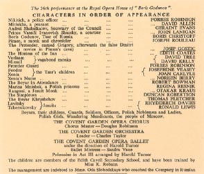 Podjela u loga na premijeri opere Boris Godunov Modesta Petroviča Musorgskog u Covent Gardenu u Londonu 31. listopada 1958.