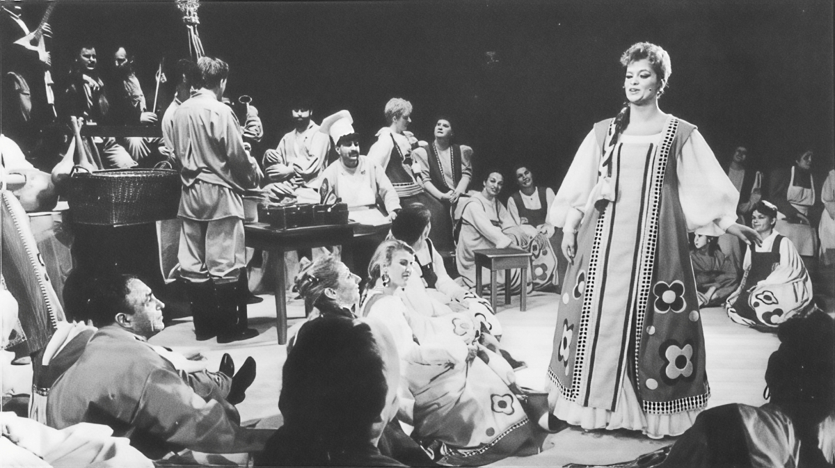 Olga Šober (Lizinka) i ansambl; Narodno kazalište „Ivan Zajc“, Rijeka: Ivan pl. Zajc, <em>Lizinka</em>, dir. Zoran Juranić, red. Krešimir Dolenčić, premijera 4. studenoga 1989.