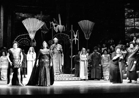 Franjo Petrušanec (Ramfis), Stojan Stojanov (Radames), Biserka Cvejić (Amneris), Ante Mijač (Kralj), Ljiljana Molnar-Talajić (Aida), Vladimir Ruždjak (Amonasro) i zbor Opere – Giuseppe Verdi, Aida, HNK u Zagrebu, 1975.