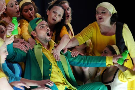 Domagoj Dorotić (Nemorino) i Ženski zbor Opere; Hrvatsko narodno kazalište u Zagrebu: Gaetano Donizetti: Ljubavni napitak, dir. Pietro Rizzo, red. Cesare Lievi, foto: © Mirko Cvjetko