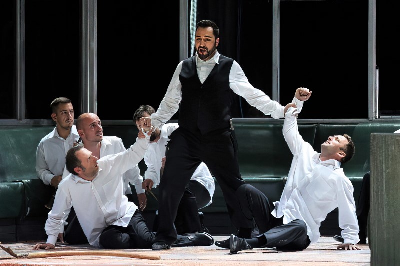 Ljubomir Puškarić kao Don Giovanni i zbor opere, Wolfgang Amadeus Mozart <em>Don Giovanni</em>, HNK Zagreb, premijera, lipanj 2013.