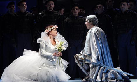 Tamara Franetović Felbinger (Elsa) i Hugo Mallet (Lohengrin); Hrvatsko narodno kazalište u Zagrebu: Richard Wagner, Lohengrin, dir. Nikša Bareza, red. Kurt Josef Schildknecht