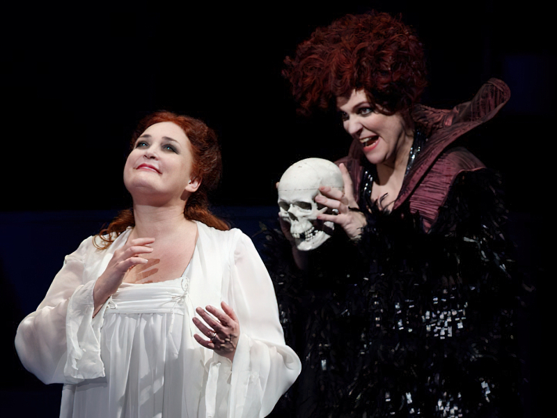 Tamara Franetović Felbinger (Elsa) i Dubravka Šeparović Mušović (Ortrud), Richard Wagner, <em>Lohengrin</em>, HNK u Zagrebu, 2013.