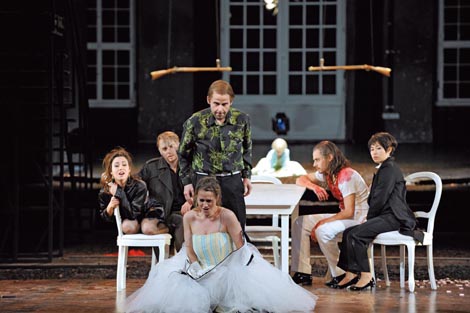 Sharleen Joynt (Fausta), Terry Wey (Marco Attilio Regolo), Annika Sophie Ritlewski (Emilia), Daniel Johannsen (Santippo), Antonio Giovannini (Amilcare), Hye-Sung Na (Eraclea); Winter in Schwetzingen (Theater und Orchester Heidelberg): Alessandro Scarlatti, Marco Attilio Regolo, dir. Rubén Dubrovsky, red. Eva-Maria Höckmayr, foto Klaus Fröhlich