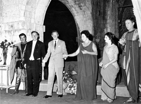 Vladimir Ruždjak, Boris Papandopulo, Benjamin Britten, Marijana Radev, Bianka Dežman i Drago Bernardić nakon izvedbe opere Lukrecija na Dubrovačkim ljetnim igrama 31. srpnja 1961.