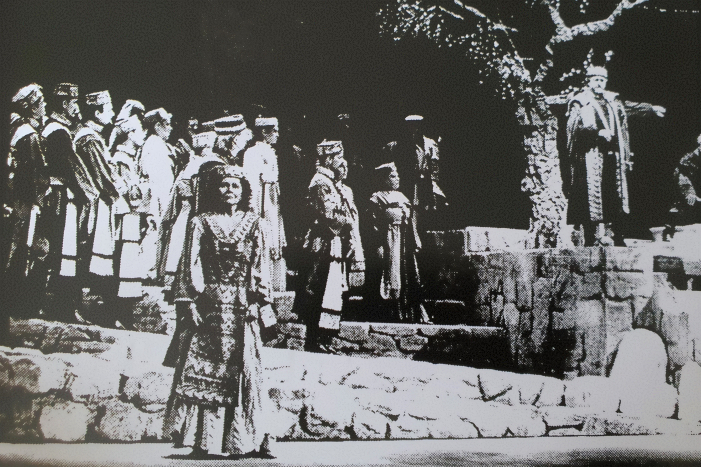 Ruža Pospiš-Baldani (Mila),  Ivica Šarić (Ivan Gojsalić) i zbor Opere, Jakov Gotovac <em>Mila Gojsalića</em>, HNK u Zagrebu, premijera 1995.