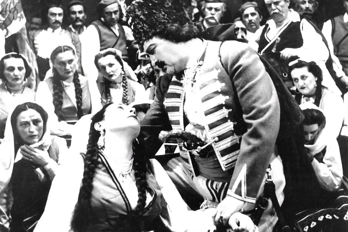 Marijana Radev (Mila), Josip Gostič (Petar) i ansambl Opere na praizvedbi <em>Mile Gojsalića</em> u HNK-u u Zagrebu, 18. svibnja 1952.