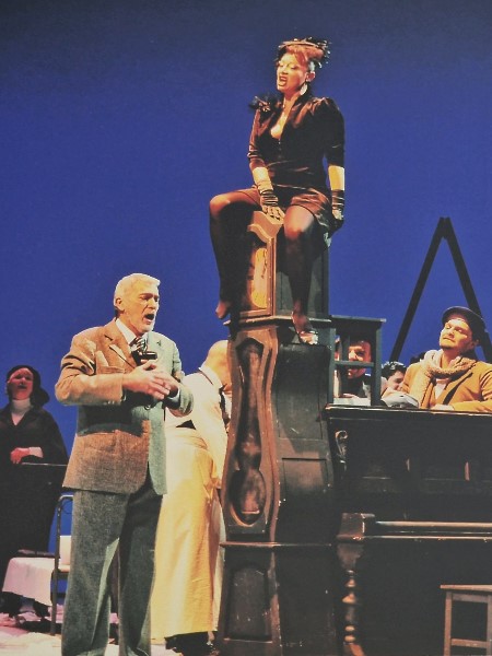 Mira Vlahović (Musetta) i ansambl Opere, Giacomo Puccini, <La Boheme</em>, HNK u Zagrebu, 2011.