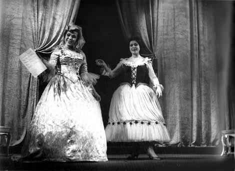 Blaženka Cigić-Milić (Grofica) i Mirjana Bohanec (Susanna) – Wolfgang Amadeus Mozart. Figarov pir, produkcija Muzičke akademije u Zagrebu, premijera 1967.