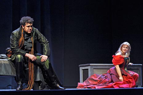 Luis Chapa (Don Alvaro) i Olga Kaminska (Donna Leonora); Hrvatsko narodno kazalište Ivana pl. Zajca Rijeka, Giuseppe Verdi, Moć sudbine, dir. Nada Matošević, red. Ozren Prohić, foto: Davor Žunić