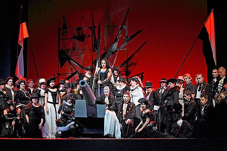 Kristina Kolar (Preziosilla) i članovi zbora; Hrvatsko narodno kazalište Ivana pl. Zajca Rijeka, Giuseppe Verdi, Moć sudbine, dir. Nada Matošević, red. Ozren Prohić, foto: Davor Žunić