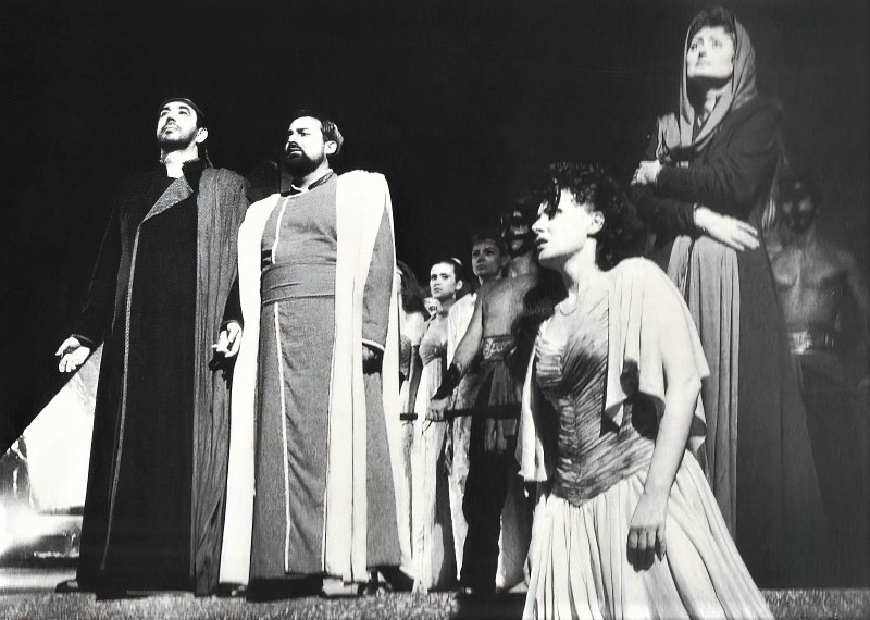 Neven Belamarić (Mojsije), Ante Ivić (Elisero), Marina Jajić (Anaide), Nelli Manuilenko (Maria) i zbor Opere na premijeri Rossinijeva <em>Mojsija</em> na Splitskom ljetu, Peristil 1992. 