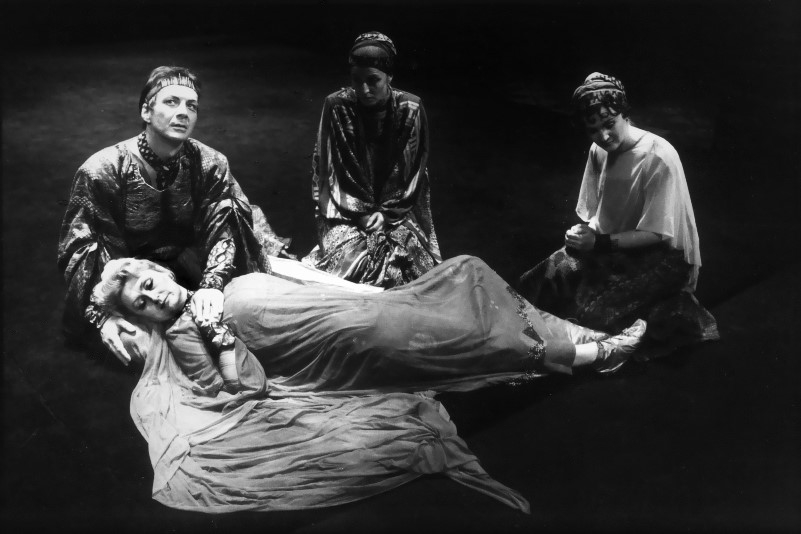 Ivica Trubić (Kolatin), Martina Gojčeta (Bianka), Lidija Horvat Dunjko (Lucia) i Nelli Manuilenko (Lukrecija), Benjamin Britten <em>Nasilje nad Lukrecijom</em>, HNK u Zagrebu, 1997.