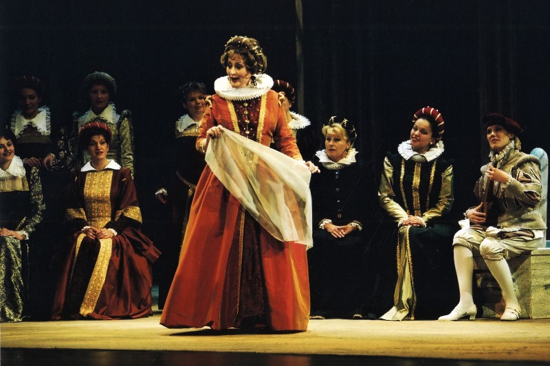Nelli Manuilenko (Princeza Eboli) i zbor Opere, Giuseppe Verdi <em>Don Carlos</em>, HNK Ivana pl. Zajca Rijeka, premijera 2001.
