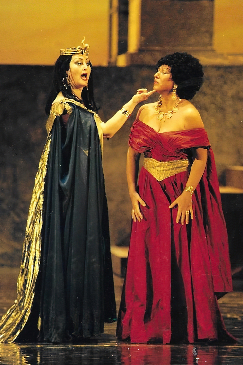 Nelli Manuilenko (Amneris) i Anna Valdetarra (Aida), Giuseppe Verdi <em>Aida</em>, SNG Maribor 1998.