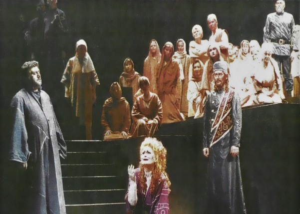 Anooshah Golesorkhi (Nabucco), Nelli Manuilenko (Abigaille), Thomas Mäthger (Veliki svećenik) i zbor Opere, Giuseppe Verdi <em>Nabucco</em>, Chemnitzer Opernhaus, premijera 1999.