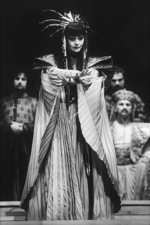 Nelli Manuilenko (Turandot) i zbor Opere, Giacomo Puccini <em>Turandot</em>, HNK Split, premijera 1997.