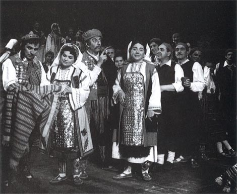 Josip Šutej (Mića), Zorka Wolf (Đula), Franjo Godec (Marko), Nevenka Tomašić (Doma) i Zbor Opere – Jakov Gotovac, Ero s onoga svijeta, Narodno kazalište „Ivana Zajca“, Rijeka, oko 1960.