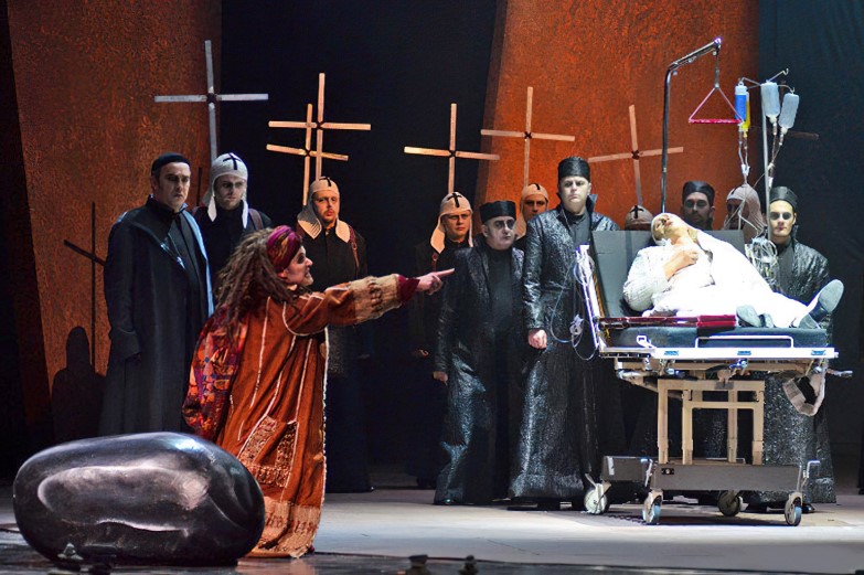 Manfred Hemm (Gurnemanz), Dubravka Šeparović-Mušović (Kundry), Egils Silins (Amfortas) i zbor Opere, Richard Wagner, <em>Parsifal</em>, Hrvatsko narodno kazalište u Zagrebu, 2011.
