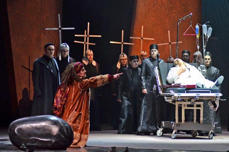 Manfred Hemm, Dubravka Šeparović Mušović, Egils Silins i muški zbor; Hrvatsko narodno kazalište u Zagrebu: Richard Wagner, Parsifal, dir. Nikša Bareza, red. Kurt Josef Schildknecht, foto: © Novković